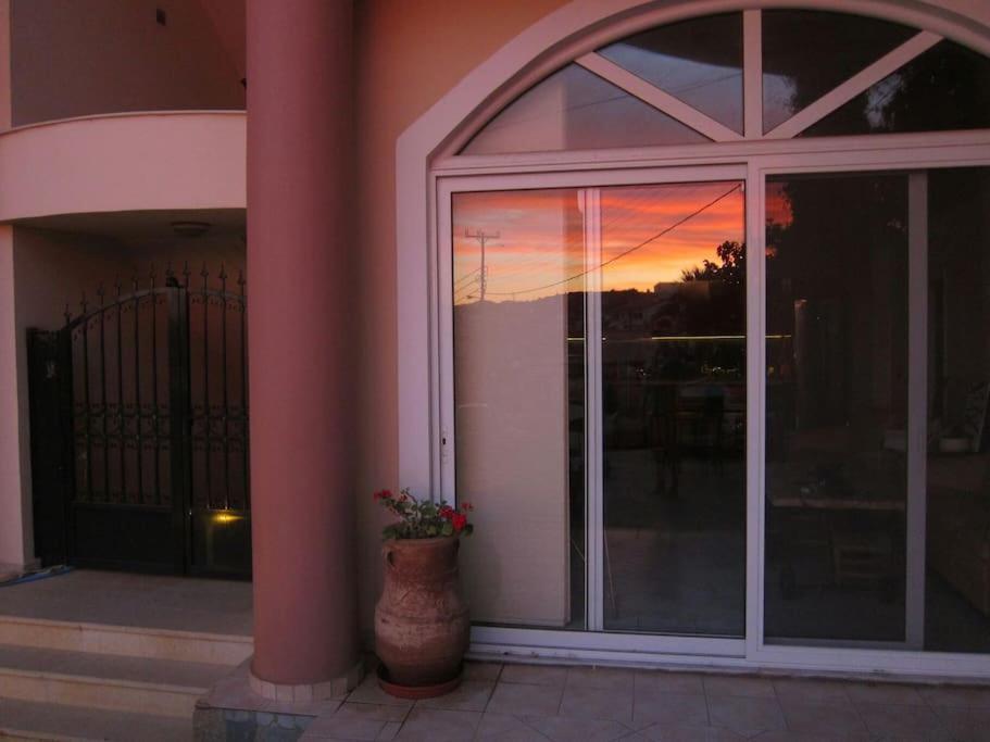 Lenico Beachfront Suites Agia Pelagia  Exterior photo